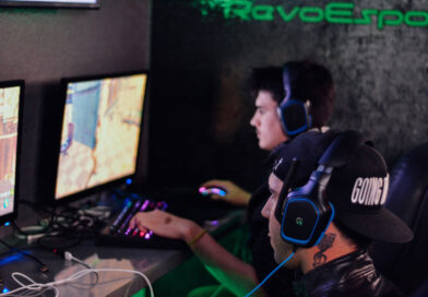 Gamers are playing Fortnite in a Esports Zone